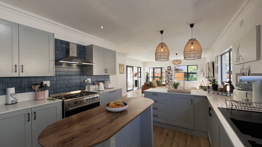 5 Bedroom Property for Sale in Clovelly Western Cape